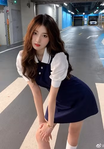 Theo tìm hiểu, hot girl xinh đẹp này có nickname trên mạng xã hội là Trương Yêu Quái. Thế nhưng, không hề xấu xí như những yêu quái mà chúng ta thường thấy trong phim ảnh, hot girl họ Trương vô cùng bắt mắt.