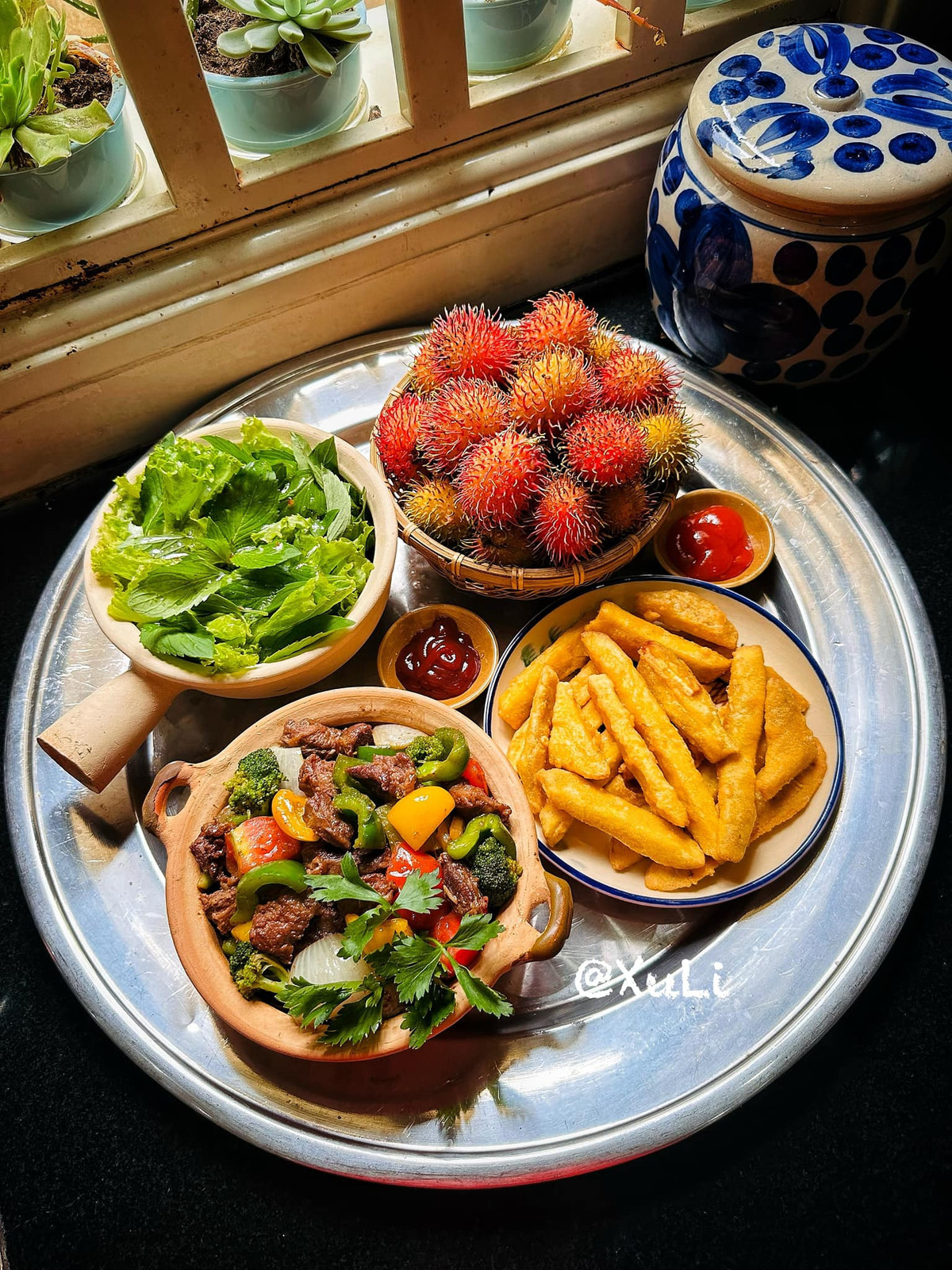 - Bò lúc lắc xào hành tây, ớt chuông: 75 nghìn - Khoai lang chiên: 12 nghìn/kg. - Rau xà lách trộn sốt: 10 nghìn - Chôm chôm nhãn (nhà ngoại gửi)