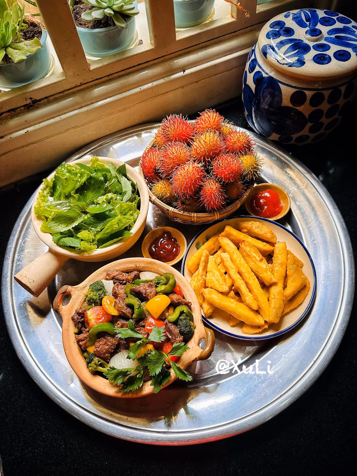 - Bò lúc lắc xào hành tây, ớt chuông: 75 nghìn - Khoai lang chiên: 12 nghìn/kg. - Rau xà lách trộn sốt: 10 nghìn - Chôm chôm nhãn (nhà ngoại gửi)