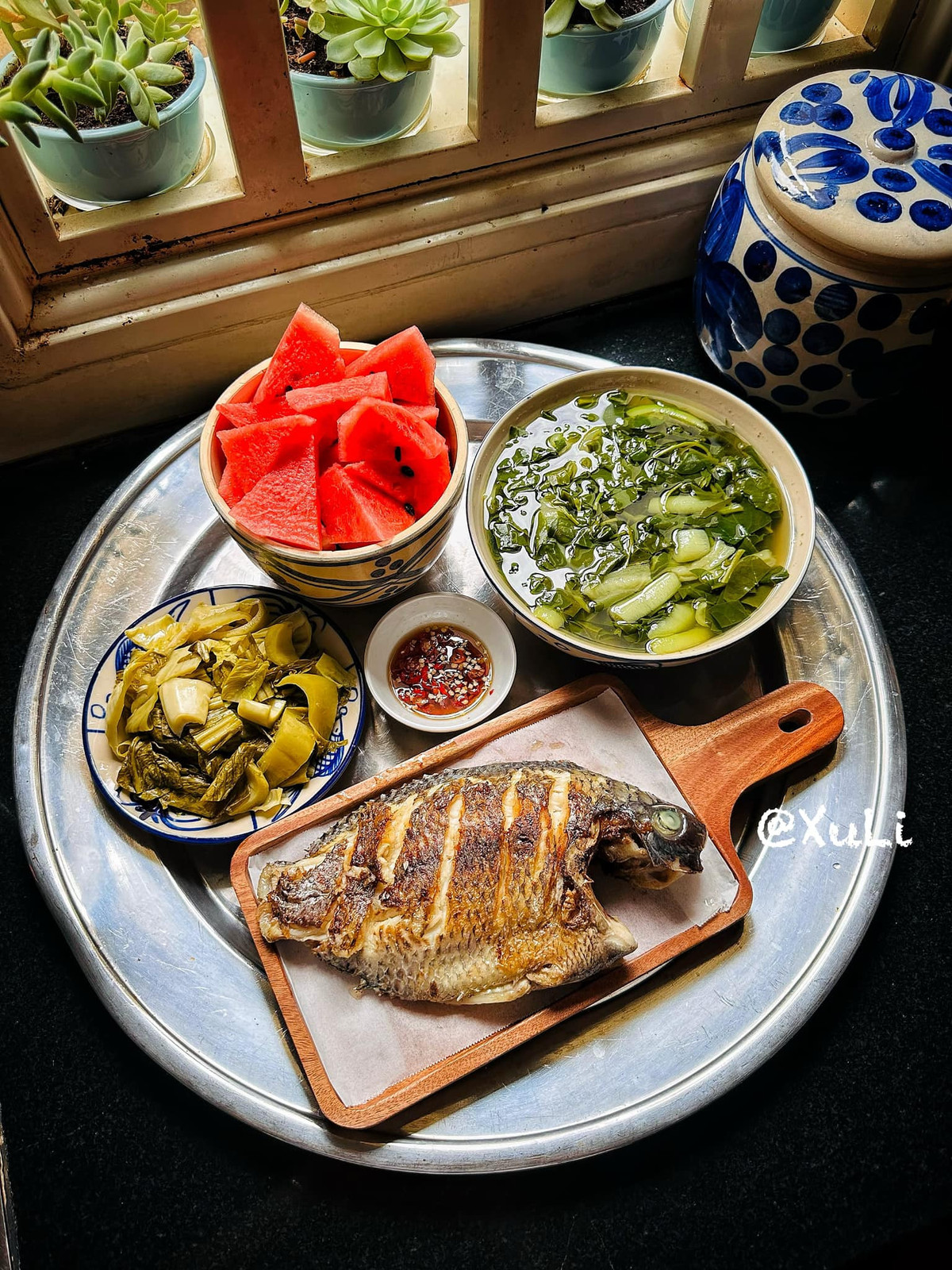 - Cá rô phi 500gr: 15 nghìn - Dưa cải muối chua: 5 nghìn - Canh mồng tơi nấu mướp: 10 nghìn