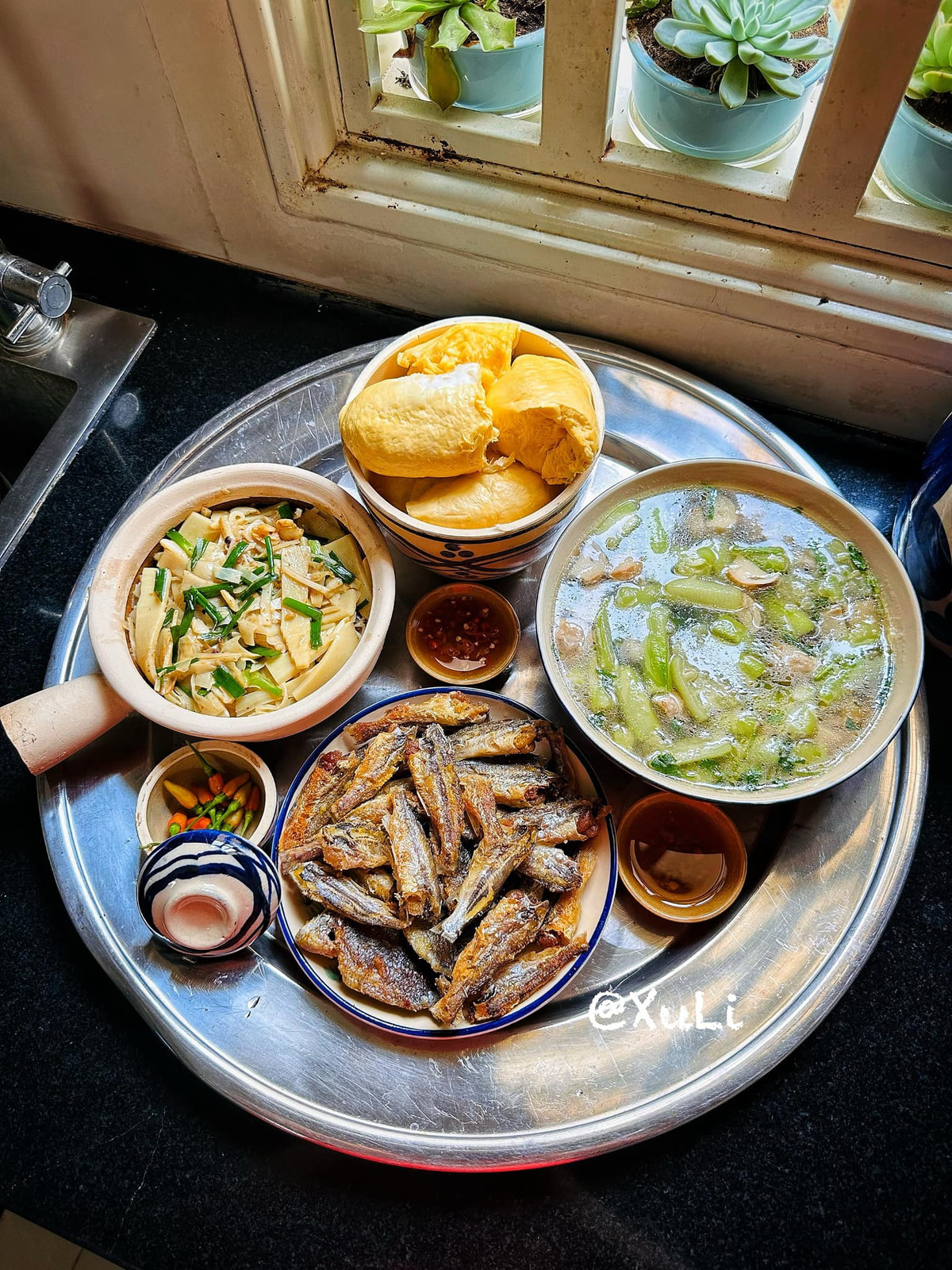 - Chốt trứng chiên giòn: 40 nghìn - Canh mướp nấm: 20 nghìn - Măng xào: 7 nghìn/kg - Sầu riêng (nhà ngoại gửi)