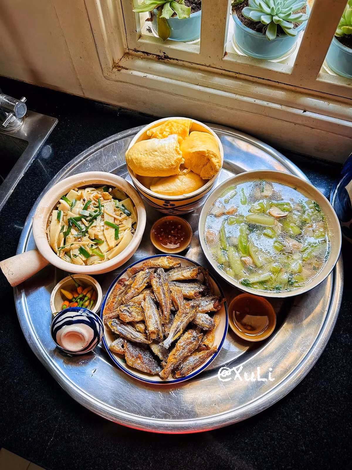 - Chốt trứng chiên giòn: 40 nghìn - Canh mướp nấm: 20 nghìn - Măng xào: 7 nghìn/kg - Sầu riêng (nhà ngoại gửi)