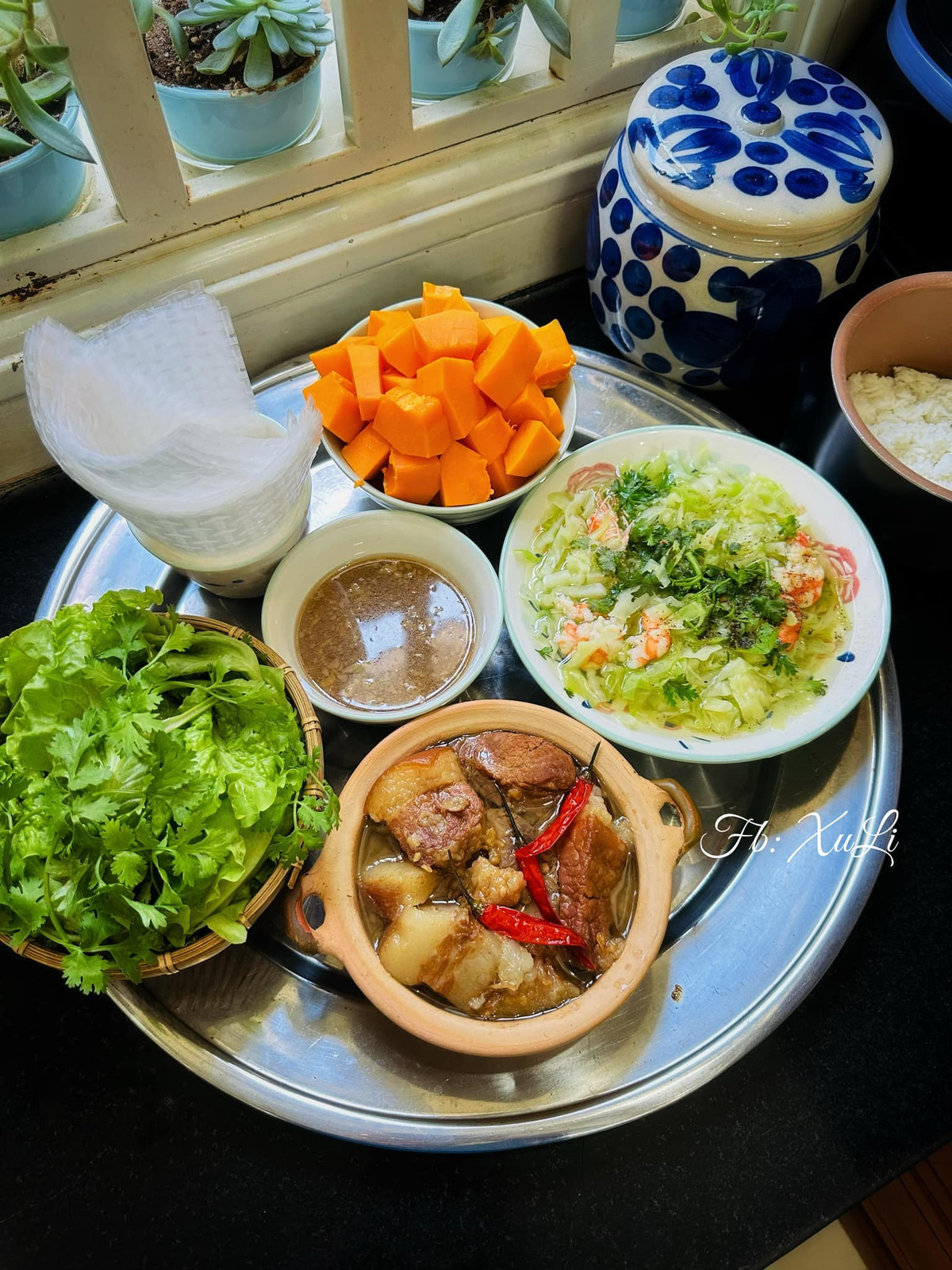 Chị cũng cho biết, chị luôn cố gắng nấu một lượng thức ăn vừa đủ hoặc hơi ít hơn so với khẩu phần ăn. “Không biết mọi nhà sao, chứ nhà mình mà nấu dư thì chỉ có mỗi mình tiếc của mà ráng ăn thôi, trong khi mình còn phải è cổ tập thể dục giảm cân mỗi sáng. Trong trường hợp mà lỡ có dư ra xíu đồ ăn thì mình cũng sẽ chế biến lại cho bữa tối, bữa đó sẽ không rã đông đồ ăn mới nữa mà chiên thêm trứng bù đủ ăn. Cơm thừa sẽ cất hộp, gom đủ bữa thì làm món cơm chiên hoặc cơm cháy”.