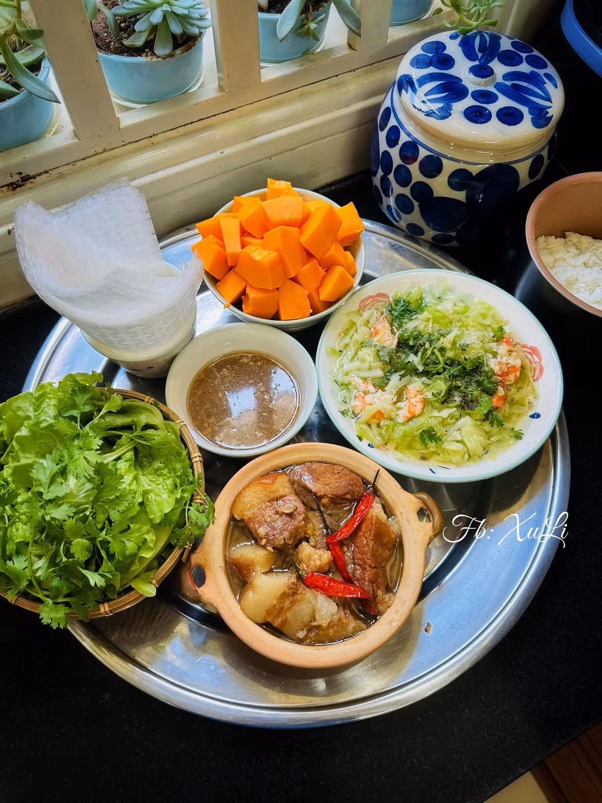 Chị cũng cho biết, chị luôn cố gắng nấu một lượng thức ăn vừa đủ hoặc hơi ít hơn so với khẩu phần ăn. “Không biết mọi nhà sao, chứ nhà mình mà nấu dư thì chỉ có mỗi mình tiếc của mà ráng ăn thôi, trong khi mình còn phải è cổ tập thể dục giảm cân mỗi sáng. Trong trường hợp mà lỡ có dư ra xíu đồ ăn thì mình cũng sẽ chế biến lại cho bữa tối, bữa đó sẽ không rã đông đồ ăn mới nữa mà chiên thêm trứng bù đủ ăn. Cơm thừa sẽ cất hộp, gom đủ bữa thì làm món cơm chiên hoặc cơm cháy”.