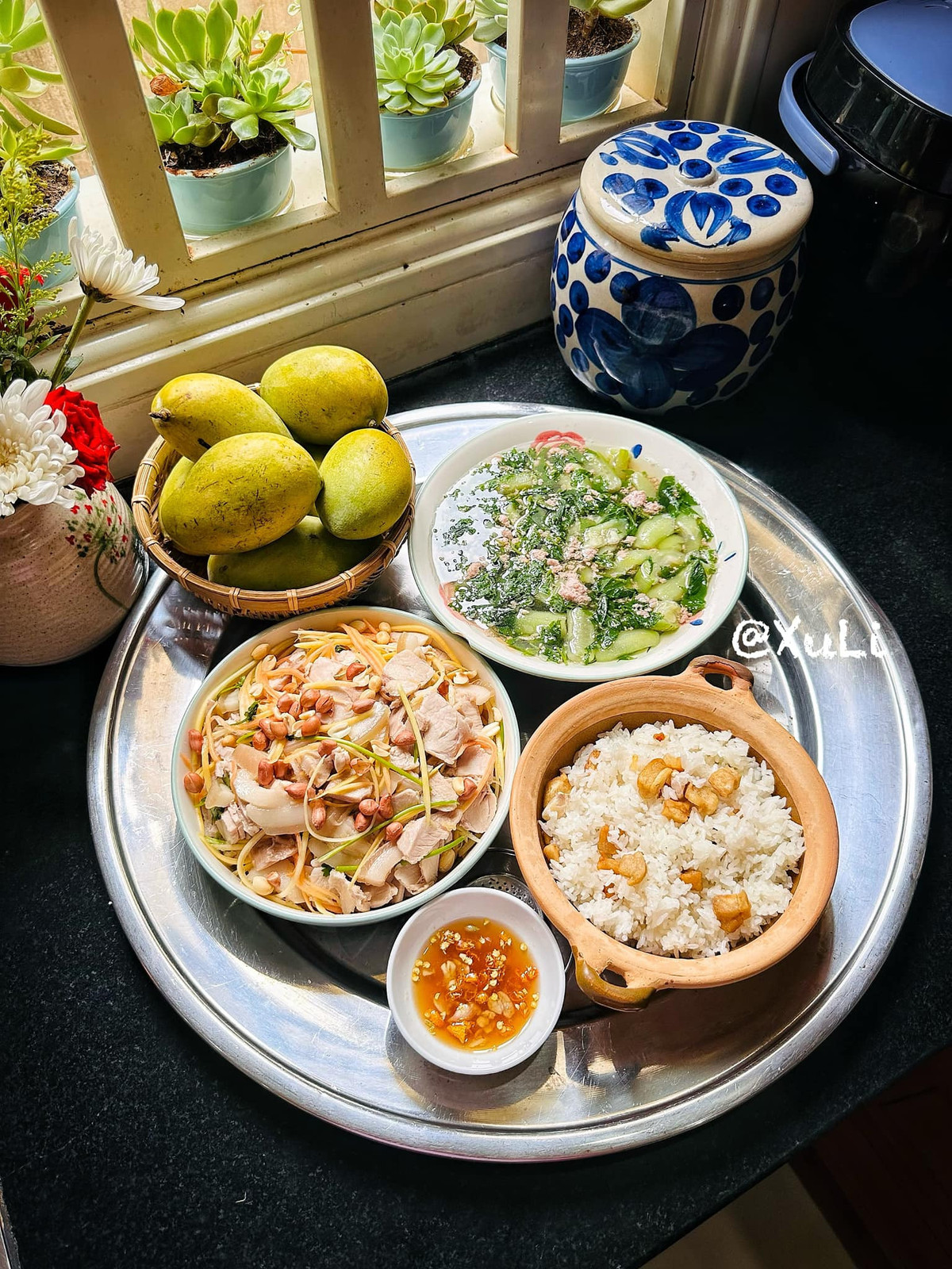 - Cơm nguội chiên tóp mỡ (từ bữa trước) - Canh tép nấu rau đay: tép 100gr: 15 nghìn, rau đay: 5 nghìn - Thịt luộc trộn gỏi đu đủ: 30 nghìn