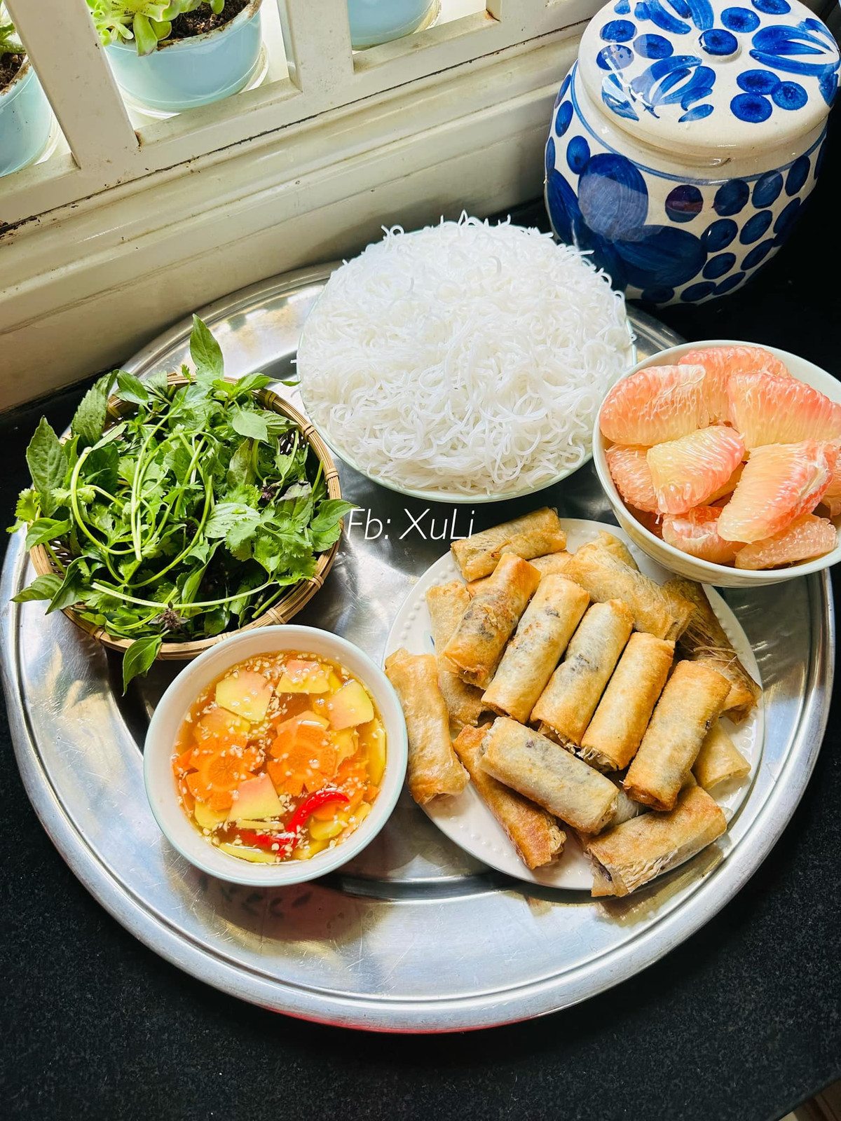 Ngoài ra, để mua được thực phẩm giá rẻ mà chất lượng không đổi, chị hay lựa chọn hoa quả xấu mã, rám vỏ, kích thước nhỏ... Những loại này sẽ có giá tốt hơn so với hoa quả hàng tuyển chọn. Mua thịt, chị chọn phần thịt vai, mông thay vì ba rọi sườn sẽ được giá rẻ hơn với cùng trọng lượng. Mua rau, chị chọn loại rau dễ trồng như rau muống, rau lang, rau cải... sẽ rẻ hơn so với chọn súp lơ, ớt chuông...