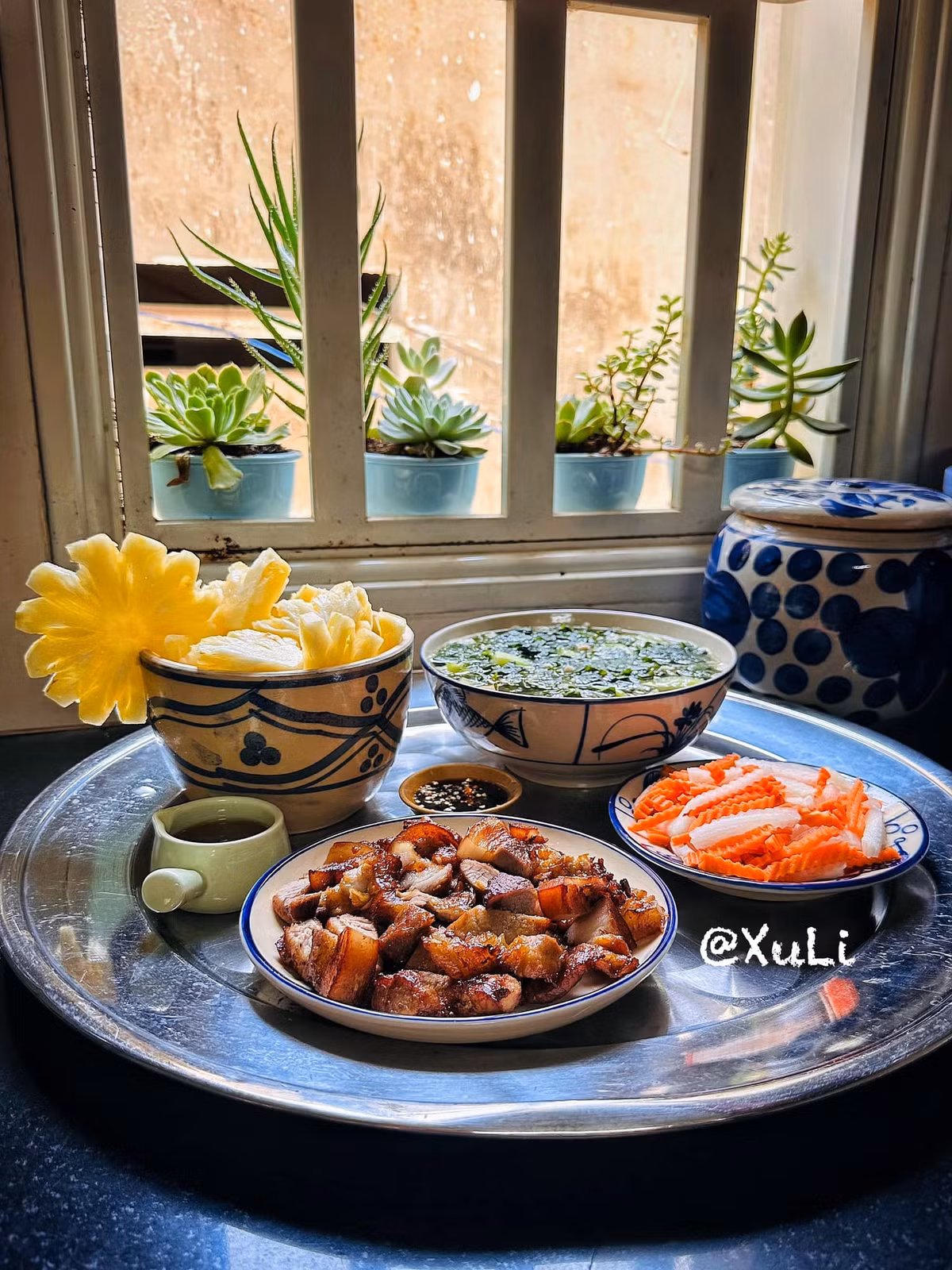 Những mâm cơm gia đình chị Liên chỉ có giá từ 50-100 nghìn đồng mà vẫn đủ chất và đa dạng món ăn. Thậm chí, có bữa, chị chỉ nấu hết 30 nghìn đồng cho 4 người ăn, gồm 2 người lớn, 2 trẻ con - một bé 6 tuổi, một bé 8 tuổi. Để có những bữa cơm đủ dinh dưỡng mà vẫn tiết kiệm, chị Liên cho biết, ngoài việc giá cả ở quê rẻ thì cũng cần một số quy tắc và kỹ năng.