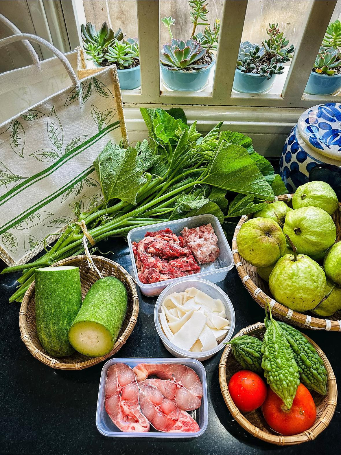 Bà mẹ 2 con chia sẻ, gia đình chị sống ở một thị trấn lưng chừng núi, lưng chừng sông của tỉnh Đồng Nai. Hai vợ chồng đều là giáo viên, ăn lương theo bậc viên chức Nhà nước. Cuộc sống không quá xa hoa, cũng không quá thiếu thốn. Gia đình chị ăn cả 3 bữa ở nhà. Các con đi học cũng không ăn bán trú mà bữa trưa về nhà ăn, nghỉ ngơi rồi chiều lại đến trường. Chị chia sẻ, mặc dù hết sức “vén” nhưng chị luôn đặt tiêu chí “đủ dinh dưỡng” lên đầu để cả nhà vẫn đủ năng lượng “chiến đấu” cả ngày.