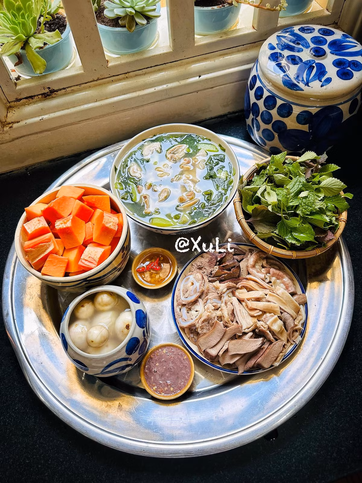 Cách thứ 2, chị thường mua thực phẩm theo tuần. “Vì điều kiện công việc của mình không thể sắp xếp thời gian đi chợ mỗi ngày, nên mình thường mua thực phẩm vào mỗi cuối tuần rồi chia bữa, chia hộp trữ đông và dùng dần đến hết trong vòng 1 tuần. Việc gom mua thực phẩm 1 lần lượng lớn như vậy sẽ được mức giá tốt hơn, đồng thời việc chia bữa cụ thể như vậy sẽ tránh dôi dư”. Khi mua thực phẩm rau củ, chị cũng ưu tiên nguồn thực phẩm theo mùa và là sản vật địa phương. Những rau trái, cá thịt tại nguồn sẽ có mức giá rẻ hơn vì không mất chi phí bảo quản, vận chuyển, đồng thời cũng an toàn hơn vì rau trái theo mùa sẽ dễ canh tác hơn mà không phải phun xịt quá nhiều.