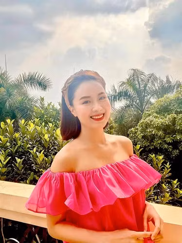 Mỗi khi đi du lịch, Hồng Diễm lại chọn phong cách tiểu thư, điệu đà trông càng nữ tính và trẻ trung hơn.