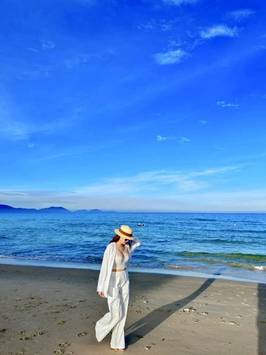 Kiểu khoe body nửa kín nửa hở này càng khiến nữ diễn viên "Hướng dương ngược nắng" thêm phần quyến rũ.