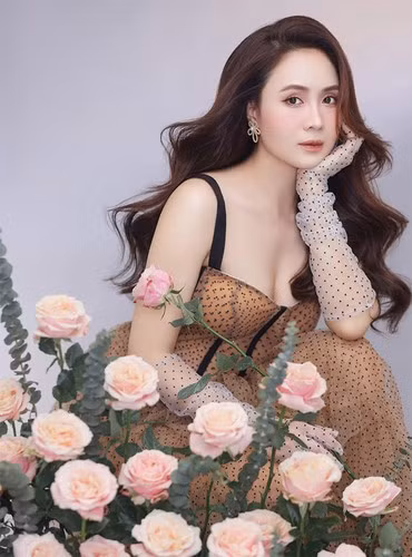 Xuất thân là người mẫu nên Hồng Diễm sở hữu body đẹp miễn chê.