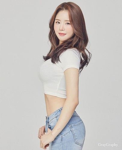 Yu Mei thực sự ưa chuộng những thiết kế kín đáo, ôm sát cơ thể hơn là những bộ đồ thiếu vải, táo bạo.