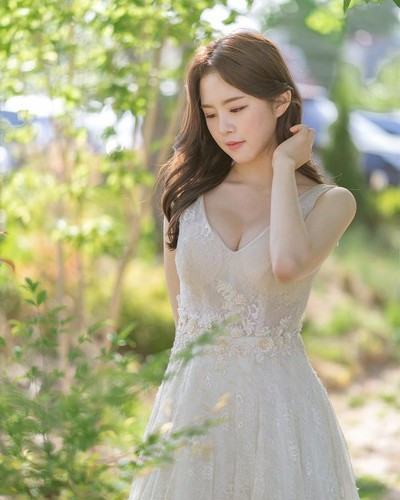 Gây ấn tượng bởi thân hình chữ S gợi cảm, gương mặt bầu bĩnh, tươi trẻ tự nhiên, Yu Mei được xem như hot girl tổng hòa được những nét đẹp trong sáng và quyến rũ.