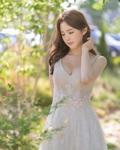 Gây ấn tượng bởi thân hình chữ S gợi cảm, gương mặt bầu bĩnh, tươi trẻ tự nhiên, Yu Mei được xem như hot girl tổng hòa được những nét đẹp trong sáng và quyến rũ.