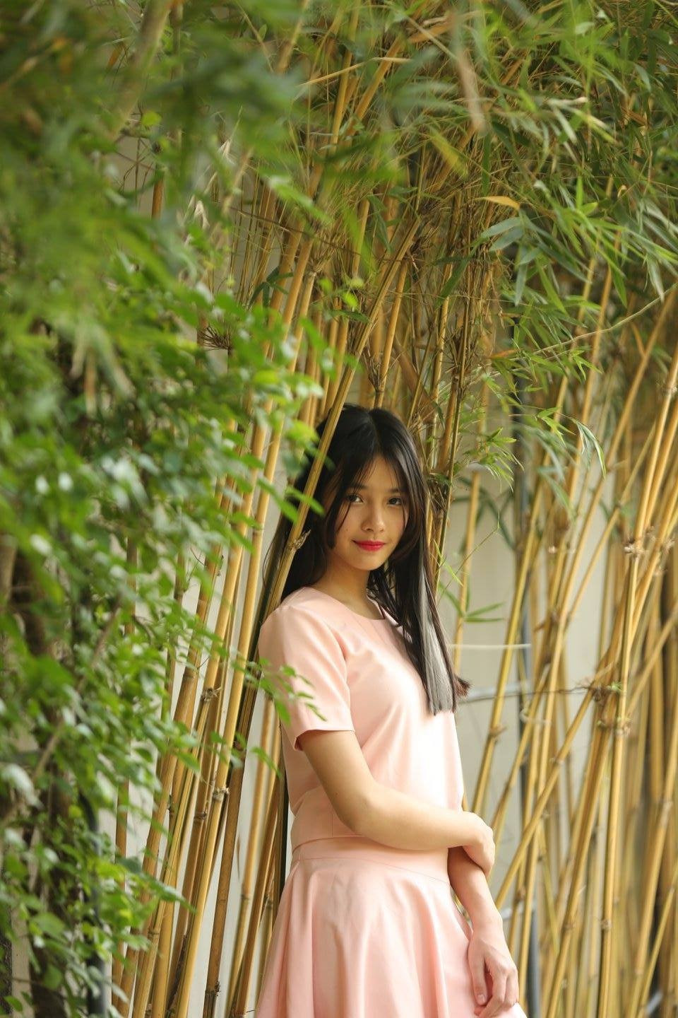 Khác với các gia đình sao Việt khác, Hạ Phương không được công chúng biết đến là con gái ca sĩ Thùy Dung vì cô gần như không bao giờ tiết lộ điều này cả ngoài đời cũng như trên trang cá nhân. Bạn học cùng cô từ bé đến giờ rất hiếm người biết cô là con gái người nổi tiếng.