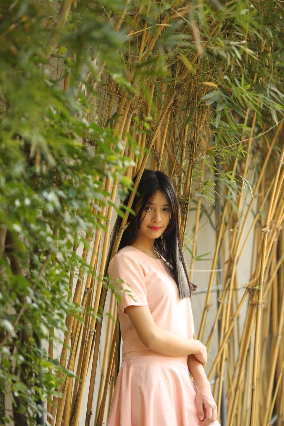 Khác với các gia đình sao Việt khác, Hạ Phương không được công chúng biết đến là con gái ca sĩ Thùy Dung vì cô gần như không bao giờ tiết lộ điều này cả ngoài đời cũng như trên trang cá nhân. Bạn học cùng cô từ bé đến giờ rất hiếm người biết cô là con gái người nổi tiếng.