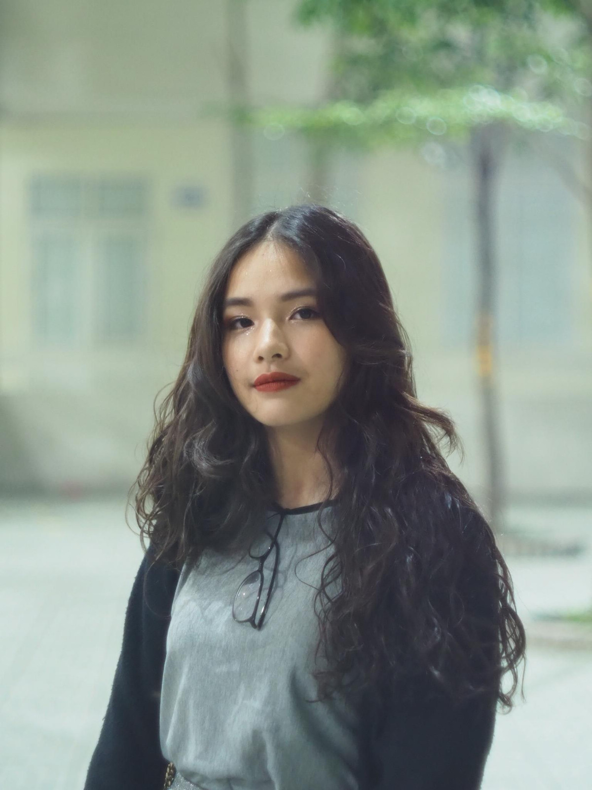 Cô tâm sự, từ trước đến giờ tôi muốn được mọi người biết với danh nghĩa là người bình thường để không bị chú ý. Bây giờ thì suy nghĩ thoải mái hơn một chút khi được ai đó hỏi là con của mẹ Dung, vì giờ tôi cũng đã trưởng thành, đủ mạnh mẽ để đón nhận nhiều sắc thái của cuộc sống. Chứ trước đây, tôi không thích khi được ai đó biết mình là con của người nổi tiếng.