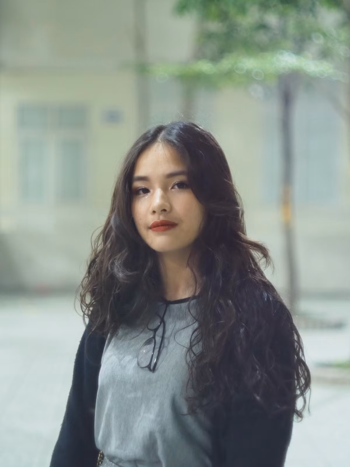 Cô tâm sự, từ trước đến giờ tôi muốn được mọi người biết với danh nghĩa là người bình thường để không bị chú ý. Bây giờ thì suy nghĩ thoải mái hơn một chút khi được ai đó hỏi là con của mẹ Dung, vì giờ tôi cũng đã trưởng thành, đủ mạnh mẽ để đón nhận nhiều sắc thái của cuộc sống. Chứ trước đây, tôi không thích khi được ai đó biết mình là con của người nổi tiếng.