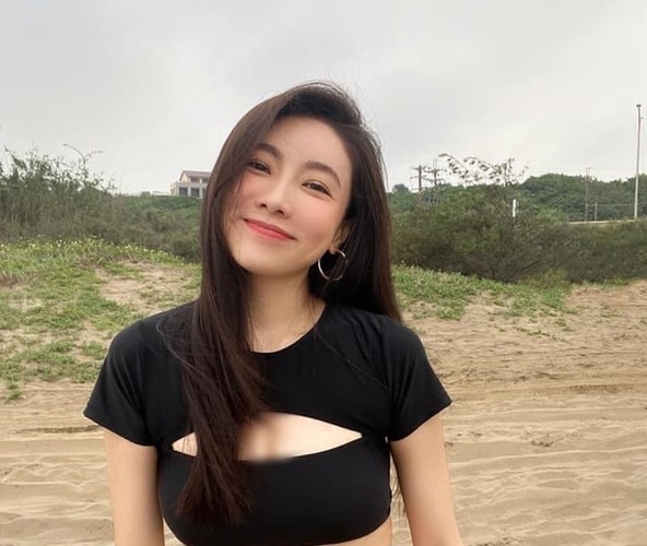 Cô nàng không ngại diện những set đồ tôn dáng, khoe đường cong quyến rũ của cơ thể.