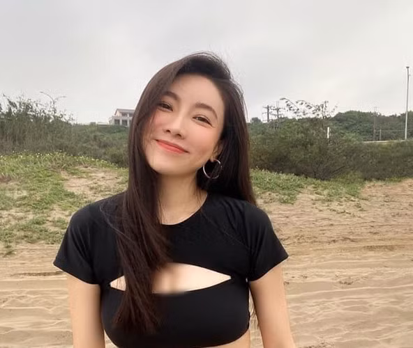 Cô nàng không ngại diện những set đồ tôn dáng, khoe đường cong quyến rũ của cơ thể.