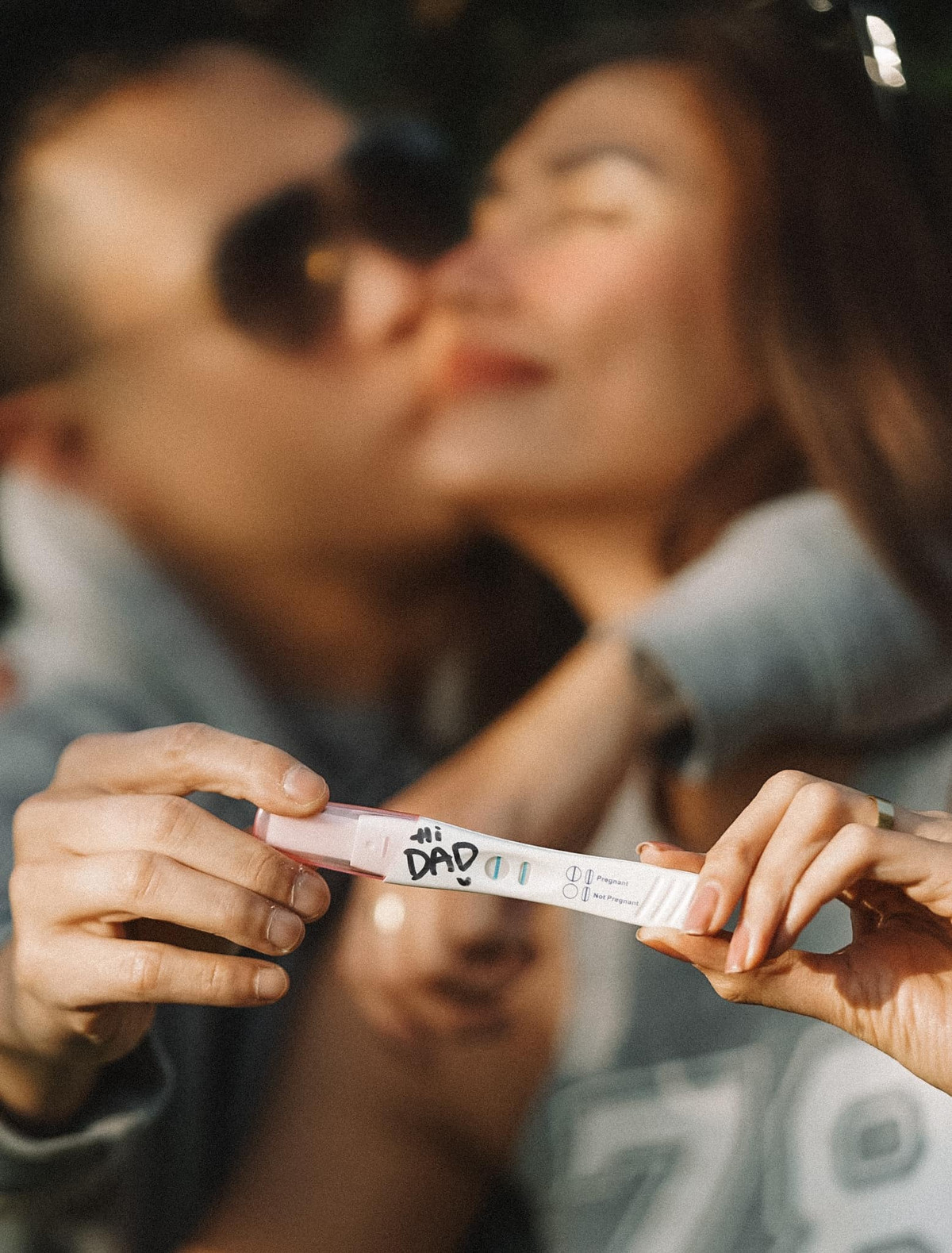 "Vậy là nhà có hai con rồng quấn chặt khỏi chạy đâu luôn nghen! Em chúc mình đủ can đảm đối mặt với những nhiệm vụ mới thiệt ngầu. Hãy cùng em cảm nhận con mỗi ngày một lớn lên và sẵn sàng trải qua những thách thức mới trong hành trình làm Papa sắp tới nhé! Chờ ngày con chào đời đến với Mommy &amp; Daddy", nữ người mẫu hạnh phúc viết.