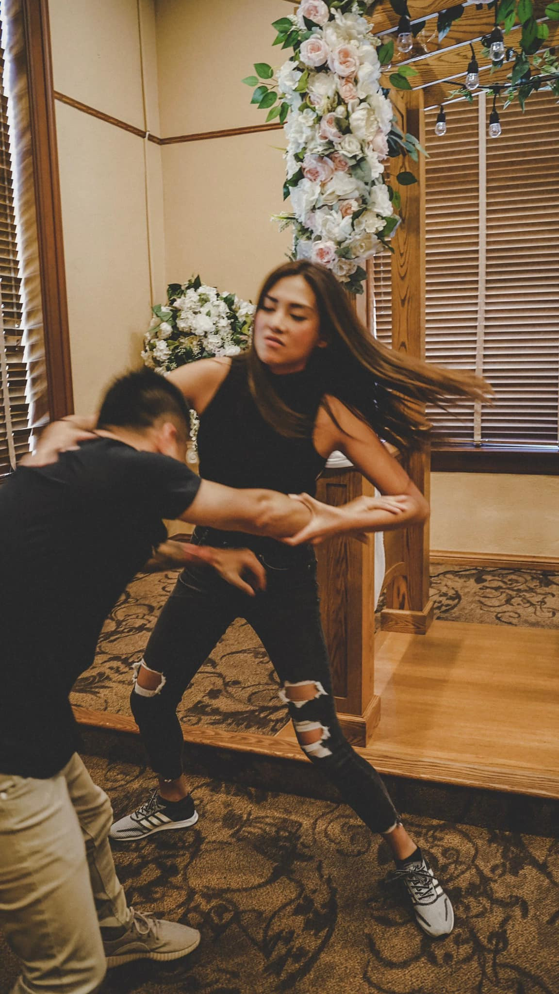 Cô chia sẻ hình ảnh hài hước cùng ông xã.