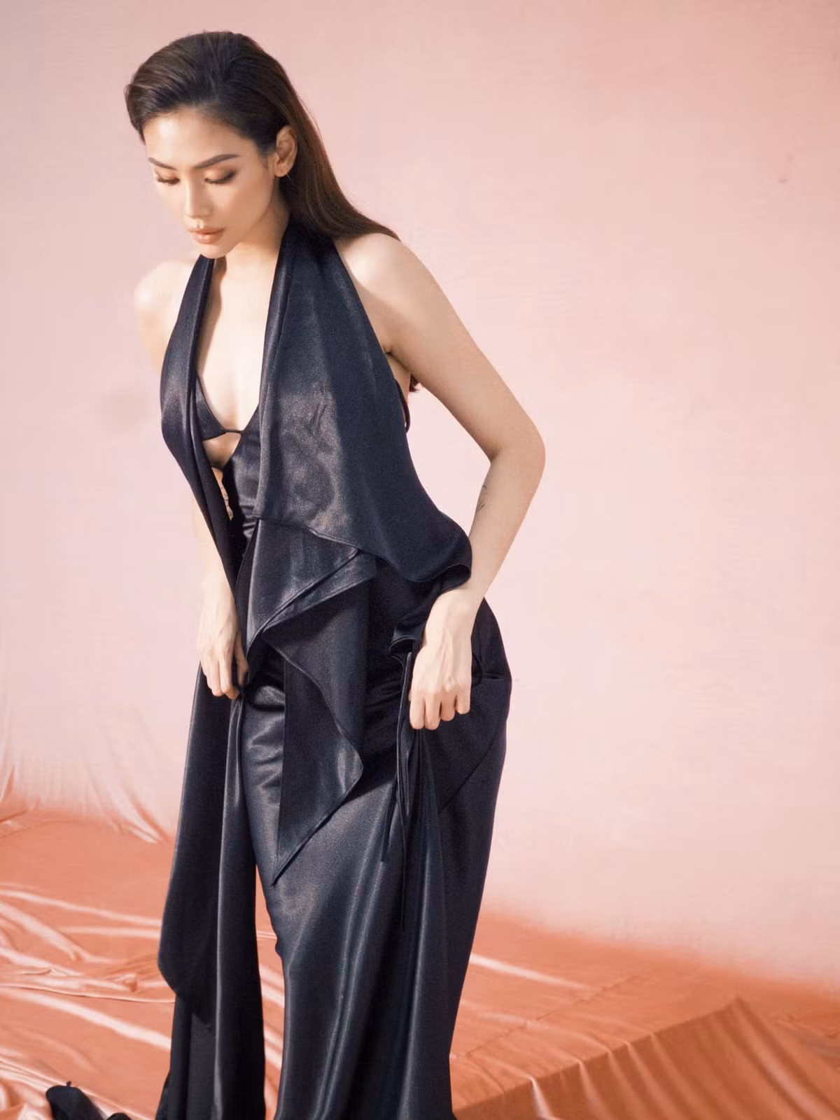 Võ Hoàng Yến và nửa kia gặp nhau năm 2018 trong một bữa tiệc của người bạn ở Mỹ. Theo siêu mẫu, chồng cô kinh doanh nhưng không phải đại gia.