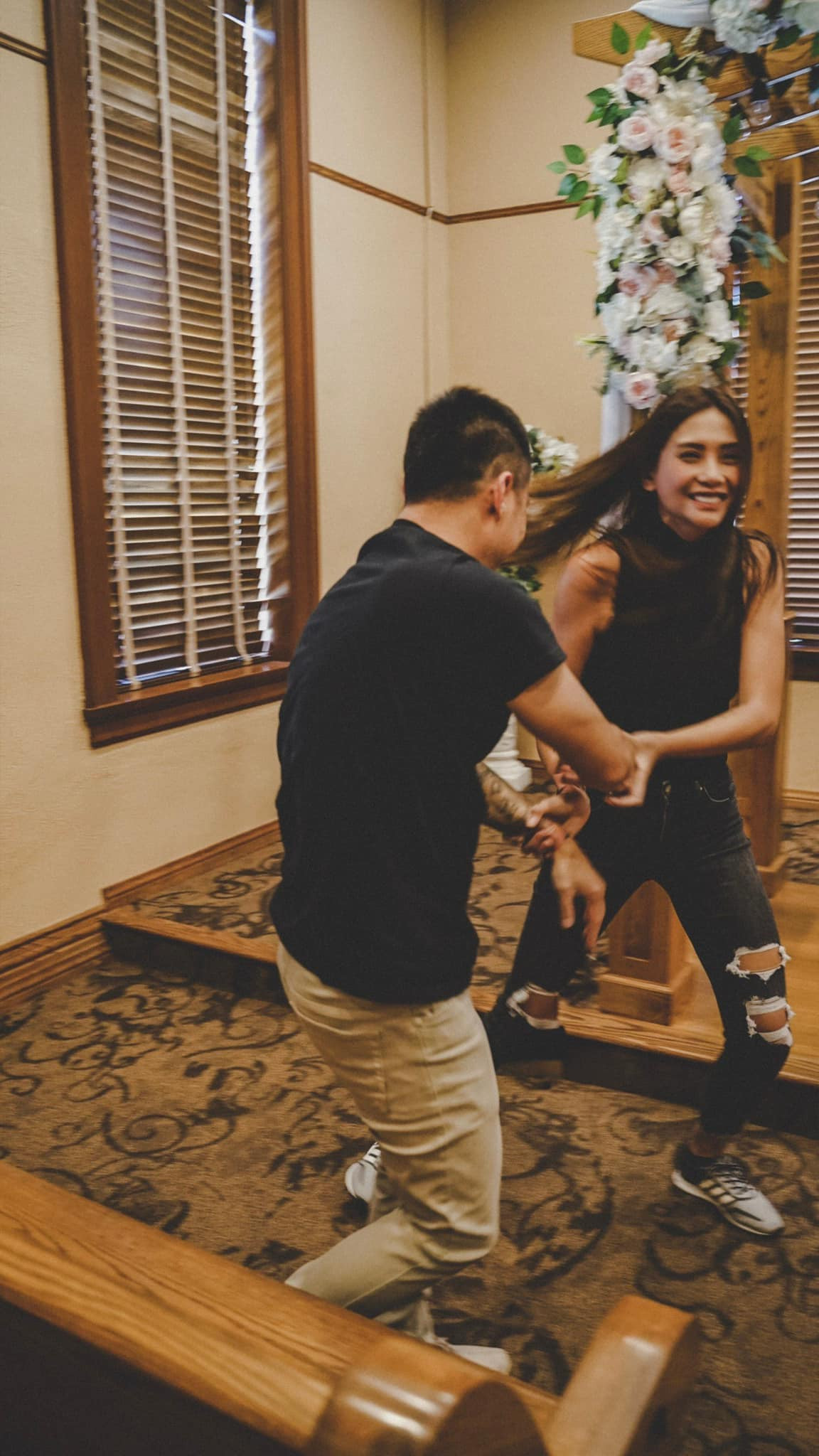 "Chúng ta giờ là vợ chồng. Cảm ơn anh đã có em trong đời. Cảm ơn anh vì tất cả", chân dài bày tỏ.