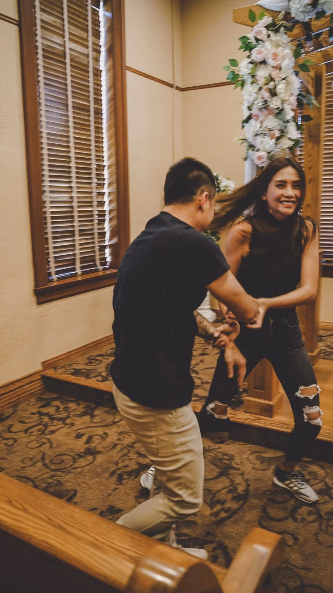 "Chúng ta giờ là vợ chồng. Cảm ơn anh đã có em trong đời. Cảm ơn anh vì tất cả", chân dài bày tỏ.