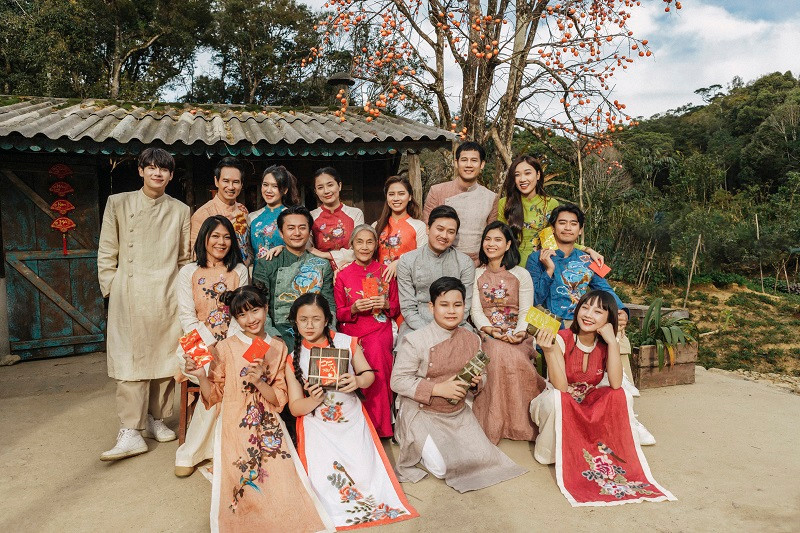 Trong không khí những ngày cuối năm tất bật, ê-kíp đoàn phim đã kịp “trình làng” một bộ ảnh đặc biệt chào đón xuân Nhâm Thìn 2024.