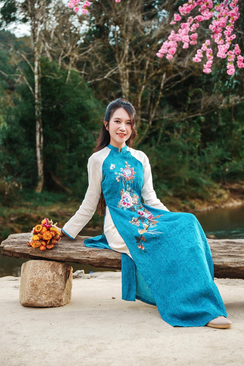 Vợ đạo diễn Lý Hải nền nã, thanh lịch trong bộ ảnh đón Tết.