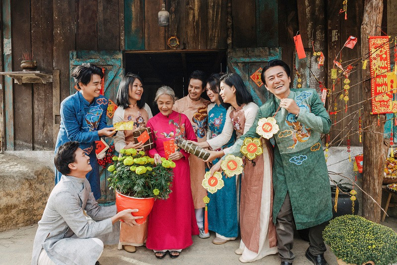 Vợ chồng đạo diễn Lý Hải - Minh Hà chụp ảnh cùng dàn diễn viên “Lật mặt 7” gồm: Nghệ sĩ Thanh Hiền, Trương Minh Cường, Đinh Y Nhung, Quách Ngọc Tuyên, Trâm Anh, Trần Kim Hải, Ammy Minh Khuê, Thanh Thức, Đắc Tín, Lê Thu, Thái Vũ, Ceri, Tạ Lâm, Ngân Chi, Hồng Anh, Hoàng Long. Các thành viên diện áo dài tông sáng với họa tiết hoa lá mùa xuân, mang nét đẹp nền nã, thanh lịch.