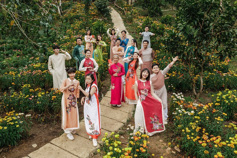 Bộ ảnh có bối cảnh chính là cánh đồng hoa bất tử được đạo diễn Lý Hải dày công xây dựng tại Lạc Dương (Lâm Đồng). Đây là một trong những hình ảnh sẽ xuất hiện trong phần 7 của series “Lật mặt”.