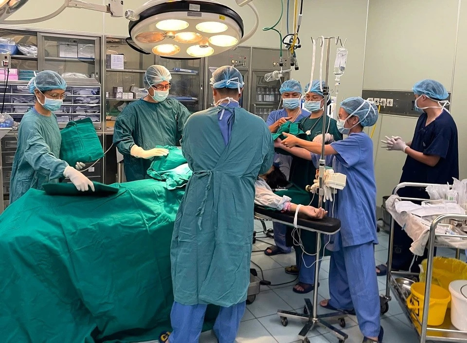 Ngay giữa giông bão, phòng sinh, khoa Phụ sản, Bệnh viện Bạch Mai vẫn sáng đèn. Các bác sĩ, điều dưỡng đều nỗ lực để các sinh linh được chào đời một cách an toàn.