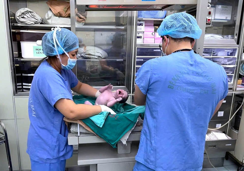 Trong khi bên ngoài, gió bão đang càng quét và gây nhiều thiệt hại, bên trong phòng sinh Bệnh viện Bạch Mai, em bé cất tiếng khóc chào đời, sau đó ngủ ngoan yên bình trong vòng tay các hộ sinh.