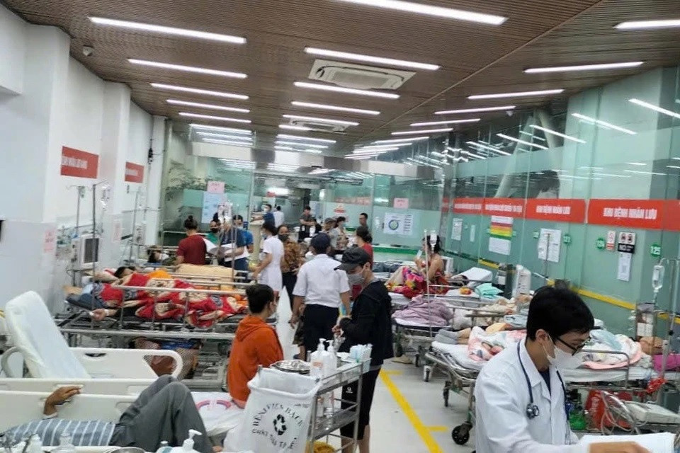 Trung tâm Cấp cứu A9 vẫn tiếp nhận bệnh nhân cấp cứu từ các nơi chuyển đến. Trong ngày 7 và 8/9, Bệnh viện Bạch Mai sẽ tạm dừng công tác khám bệnh tại Khoa Khám chữa bệnh theo yêu cầu - Nhà K1 để tập trung nguồn lực phòng chống bão, cấp cứu và điều trị người bệnh, đồng thời đảm bảo an toàn tuyệt đối cho bệnh nhân và người nhà.