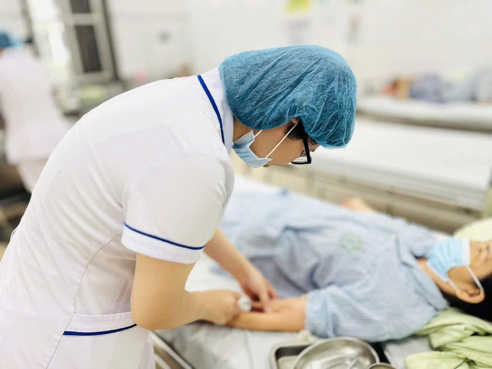 Thời điểm tâm bão số 3 (Yagi) quét qua Hà Nội vào đêm 7/9, có thời điểm sức gió mạnh nhất 102 km/h, bên trong Bệnh viện Bạch Mai, những sự sống vẫn tiếp tục được hồi sinh, tiếng khóc trẻ thơ chào đời và những suất ăn ấm nóng, nồng ấm yêu thương trao tận tay người bệnh.