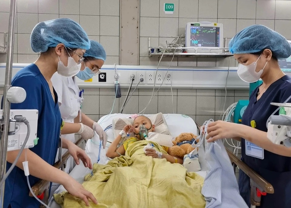 Một bệnh nhi được 3 điều dưỡng chăm sóc tích cực.