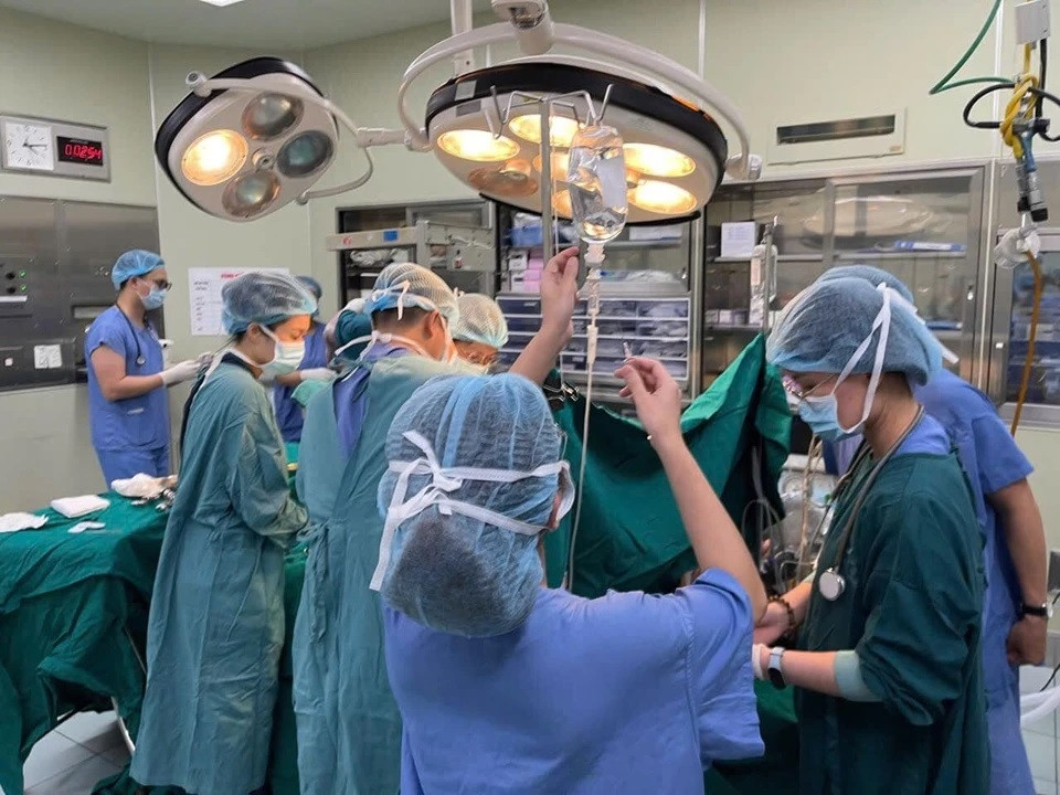 Chấp hành chỉ đạo của Bộ Y tế, Bệnh viện Bạch Mai tập trung mọi nguồn lực để chủ động ứng phó với siêu bão Yagi, đảm bảo an toàn cao nhất cho người bệnh và nhân viên y tế, sẵn sàng tiếp nhận, xử trí các trường hợp cấp cứu hàng loạt do thảm họa, thiên tai... Song song đó, bệnh viện cũng thành lập các đội cấp cứu lưu động hỗ trợ chuyên môn khi có yêu cầu từ các tỉnh chịu ảnh hưởng của bão.