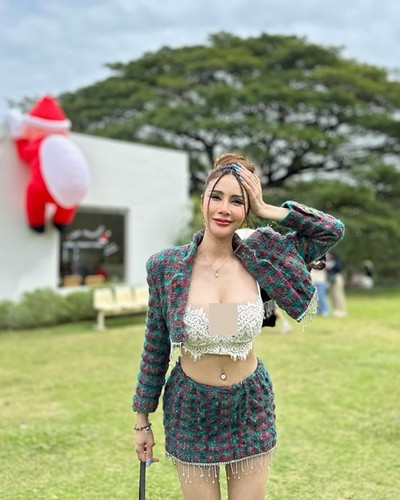 Cô nàng cố tình cởi áo khoe nội y khi đi chơi công viên.