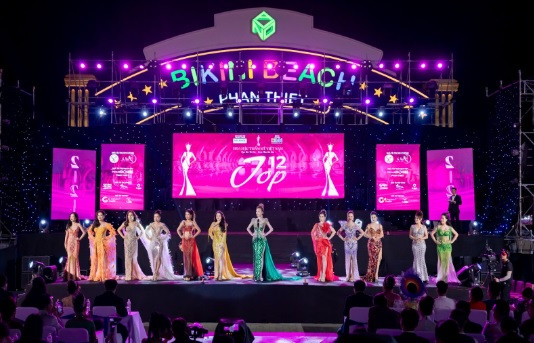 Hai thi sinh dang quang trong chung ket Hoa hau Tham my Viet Nam