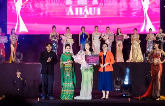 Hai thi sinh dang quang trong chung ket Hoa hau Tham my Viet Nam-Hinh-3