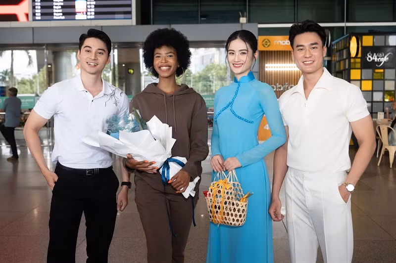 Trước đó, Hoa hậu Ý Nhi cùng thí sinh Mr World Vietnam 2024 cũng đã chuẩn bị hoa, quà để đón Miss World Africa - Lesego Chombo đến từ Botswana.