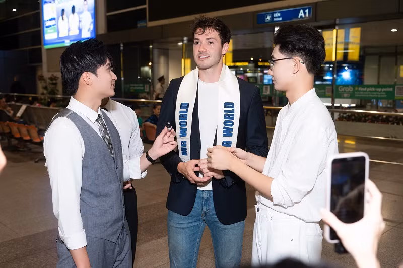 Trước câu hỏi muốn thưởng thức món ăn nào của Việt Nam, Jack Heslewood nói: “Tôi muốn được thưởng thức bánh mì”.