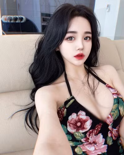 Sự xuất hiện của cô nàng ngay lập tức gây chú ý, khiến nhiều người không khỏi ngoái nhìn và liên tục tán dương sắc vóc của Seo Hyun-joo.