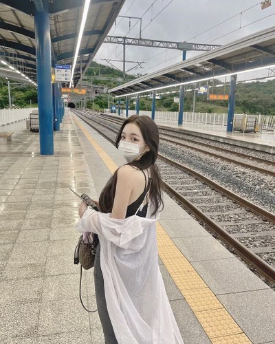 Cô nàng diện một chiếc quần jeans cạp cao khoe chân dài thẳng tắp, áo hai dây khoe bờ vai thanh mảnh và vòng một đầy đặn. Khoác ngoài một chiếc sơ mi mỏng dáng dài, Seo Hyun-joo xinh đẹp hút mắt.