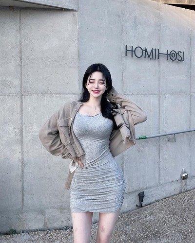 Đường cong chữ S của Seo Hyun-joo giúp hot girl Hàn Quốc mặc gì cũng đẹp.