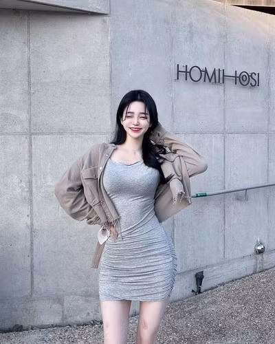 Đường cong chữ S của Seo Hyun-joo giúp hot girl Hàn Quốc mặc gì cũng đẹp.