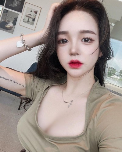 Dù có đeo khẩu trang khi đó, hot girl gợi cảm Seo Hyun-joo cũng không giấu được vẻ xinh đẹp quyến rũ và khí chất nữ thần của mình.